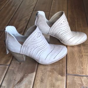 Size 9, light brown booties with cutout detail!